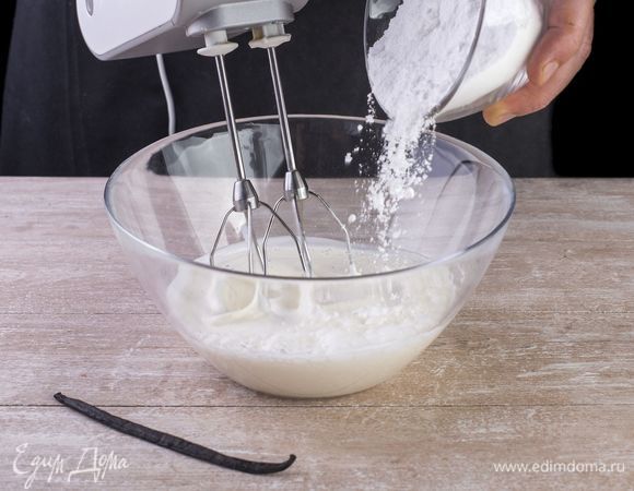 Взбейте миксером охлажденные сливки с сахарной пудрой и ванилью в пышную массу.