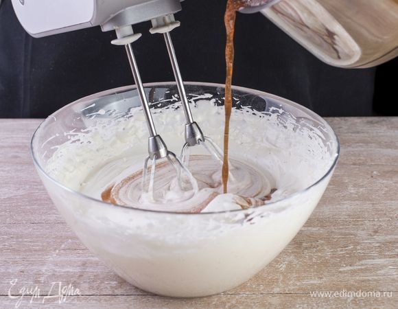 Продолжая взбивать, понемногу вводите ягодную смесь во взбитые сливки.