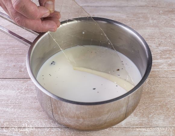 Растворите ваниль в молоке и залейте им 2 пластины желатина, когда он набухнет, подогрейте молоко, не доводя до кипения.