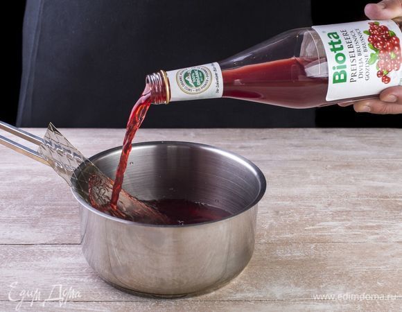 В отдельную емкость добавьте био-нектар из дикорастущей брусники Biotta и еще два листа желатина. Когда желатин набухнет, подогреть, не доводя до кипения.