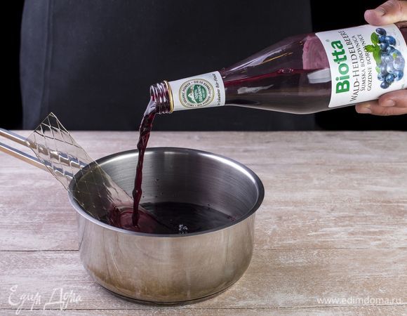 В третьей емкости смешайте био-нектар из лесной черники Biotta и два листа желатина. Также после набухания подогрейте без кипячения. Во время приготовления молоко и соки должны оставаться при комнатной температуре. 