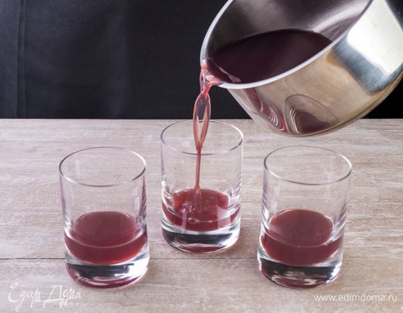 Возьмите широкие стаканы или бокалы. Наполните их на один-два пальца био-нектаром из брусники. Поставьте в холодильник застывать.