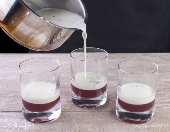 Поверх застывшего ягодного слоя разлейте молоко, чтобы получился слой такой же толщины. Уберите стаканы в холодильник.