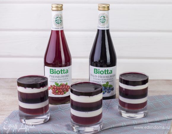 Поверх застывшего молочного слоя разлейте био-нектар из лесной черники Biotta, чтобы получился слой такой же толщины. Снова оправьте стаканы застывать. Повторите все слои еще раз и поместите желе в холод до полного застывания.