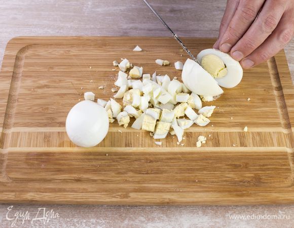 Сварите яйца вкрутую, очистите от скорлупы, нарежьте мелким кубиком.
