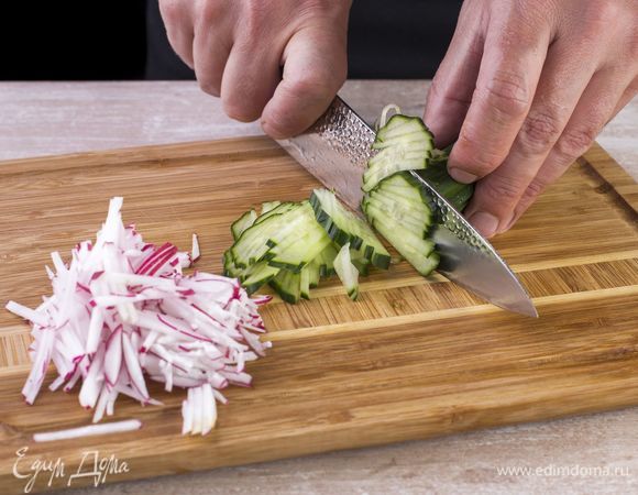 Измельчите соломкой огурцы и редис.