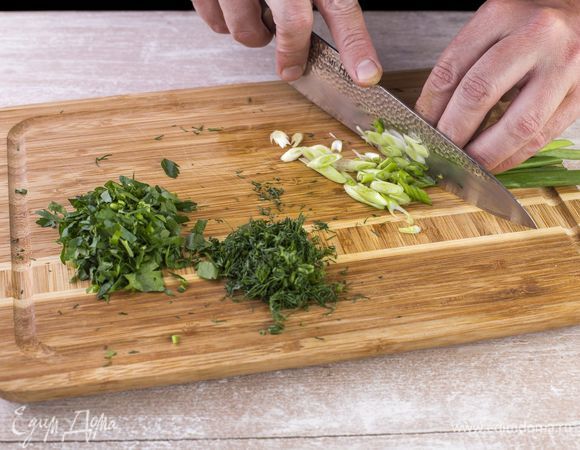 Мелко нашинкуйте укроп, петрушку и зеленый лук.