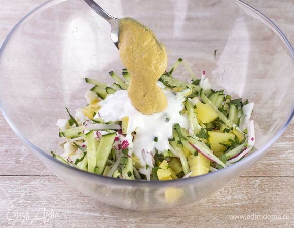 Соедините все ингредиенты в глубокой емкости и заправьте греческим йогуртом и горчицей.