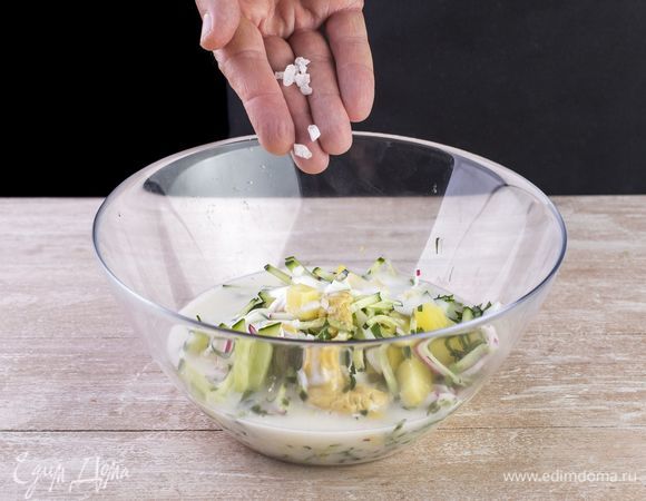 Добавьте соль и хорошо перемешайте.