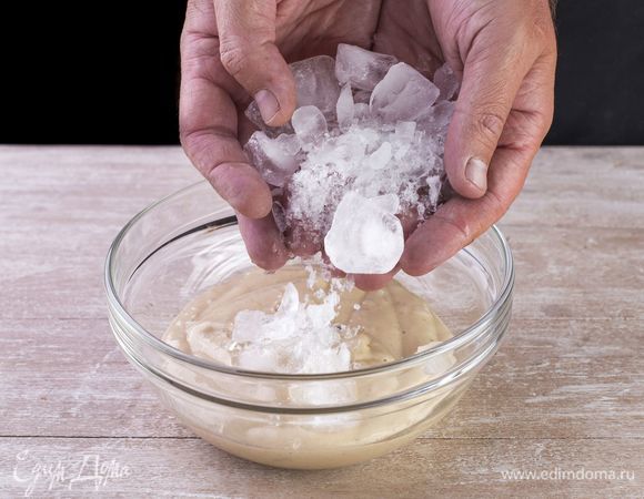 Перелейте банановое пюре в отдельную емкость, высыпьте 50 г колотого льда, хорошо перемешайте, уберите в холодильник.