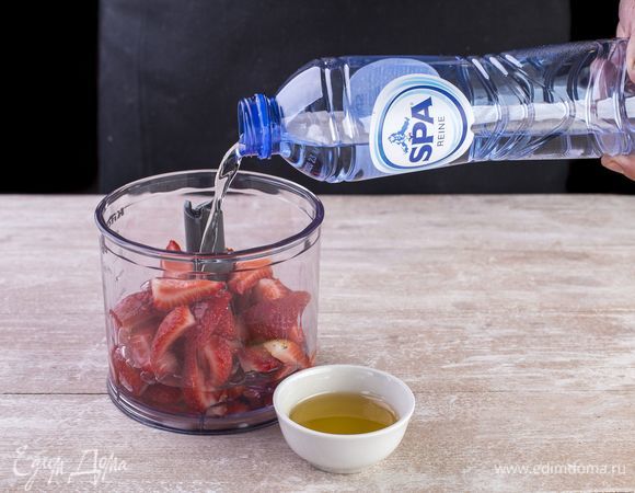 В чаше блендера смешайте подмороженную клубнику и 100 мл негазированной воды SPA Reine, взбейте в пюре. Если ягоды слишком кислые, добавьте немного меда.