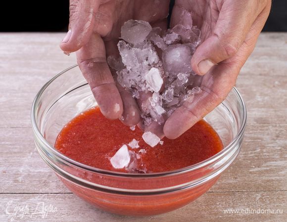 Высыпьте в ягодное пюре оставшийся колотый лед, хорошо перемешайте.