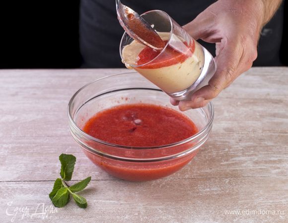 Сверху осторожно выложите клубничное пюре.