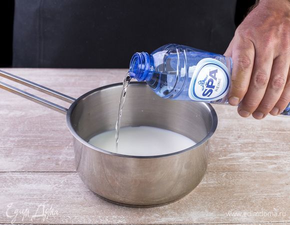 Смешайте молоко с негазированной водой SPA Reine и слегка подогрейте на слабом огне.