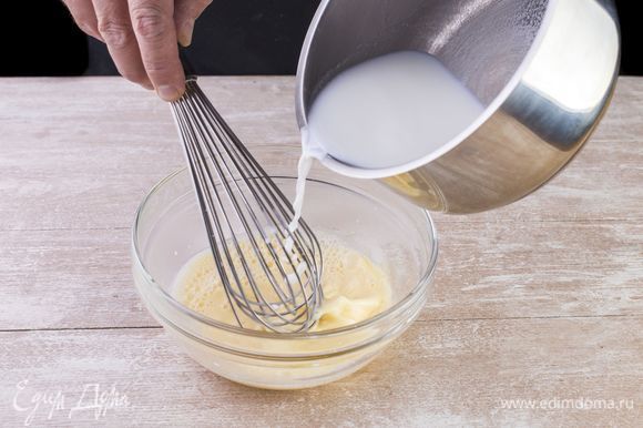 Отдельно взбейте яйцо и влейте к нему молочную смесь.