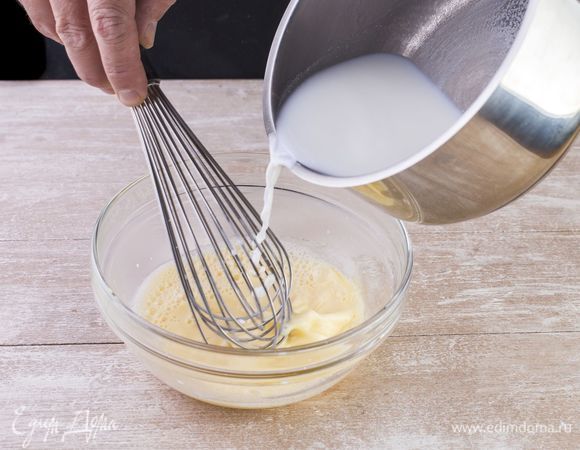 Отдельно взбейте яйцо и влейте к нему молочную смесь.