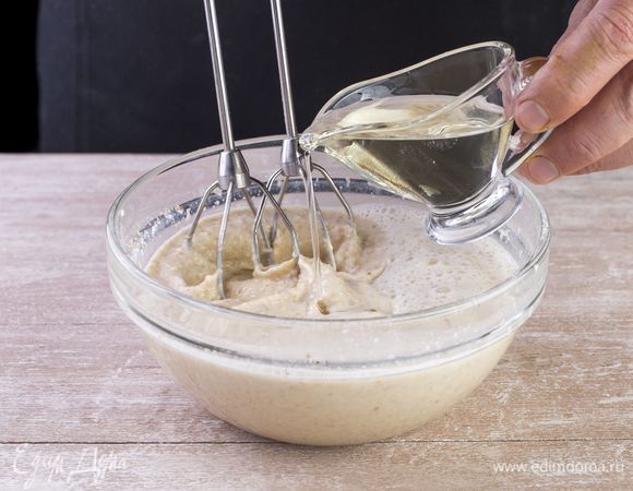 Влейте в жидкое тесто растительное масло и оставьте при комнатной температуре на полчаса.