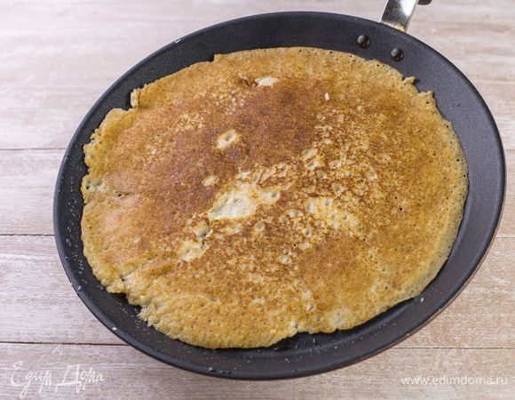 Смажьте сковороду маслом, хорошо разогрейте и начинайте жарить блины по 30–60 секунд с каждой стороны.