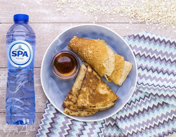 Подавайте овсяные блинчики с кленовым сиропом или натуральным йогуртом. Приятного аппетита!<br />