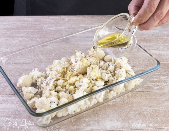 Добавьте сушеный розмарин и тимьян, сбрызните 2 ст. л. оливкового масла и запекайте в духовке при 200°C 20 минут.