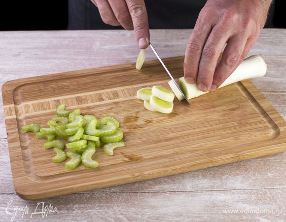 Мелко нарежьте сельдерей и лук-порей.