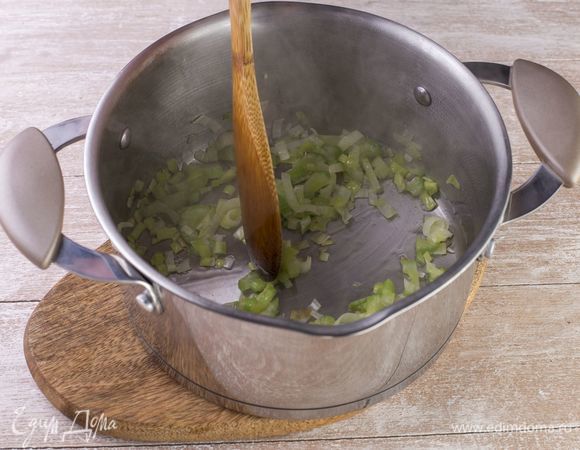 Обжарьте в кастрюле с оливковым маслом до размягчения.