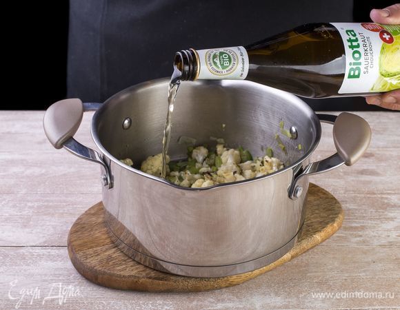 Влейте био-сок из квашеной капусты Biotta и перемешайте.