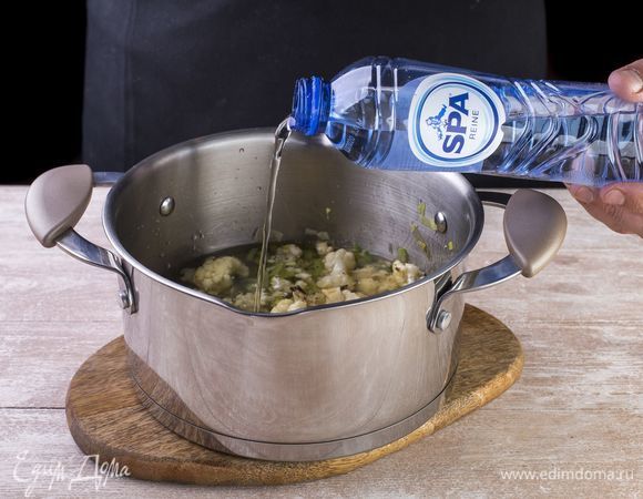 Затем добавьте негазированную воду SPA Reine, снова перемешайте, доведите суп до кипения и варите на умеренном огне 15–20 минут.