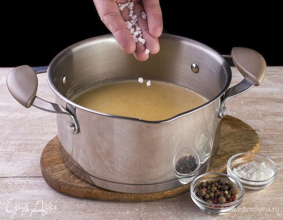 Посолите и поперчите суп по вкусу.