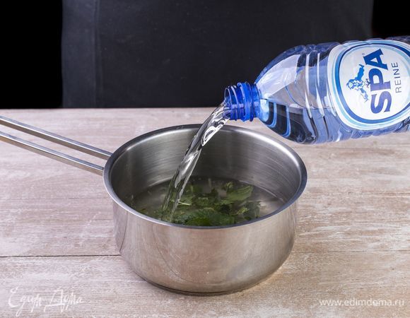 К тертому имбирю добавьте мяту, залейте негазированной водой SPA Reine и доведите до кипения. Выдержите напиток на медленном огне в течение 10–15 минут, накройте крышкой и дайте настояться еще 10 минут.