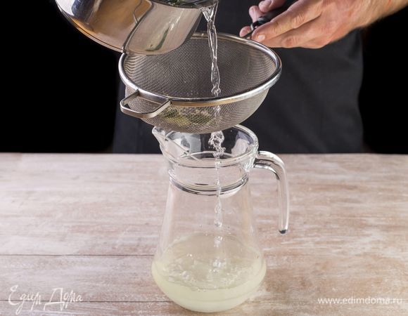 Процедите отвар через мелкое сито.