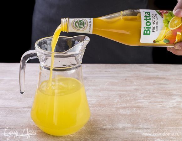 Влейте био-мультифруктовый сокосодержащий напиток для завтрака Biotta.