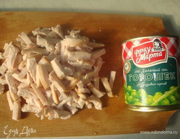Копченую грудку порезать соломкой.