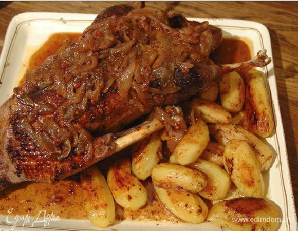 Полить гуся соусом и подавать с картофелем и яблочным пюре.