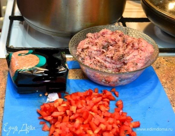 Сегодня готовим суп без какой-либо обжарки овощей, чтобы в суп не попал лишний жир. Нам его будет достаточно от фрикаделек из свиного фарша.