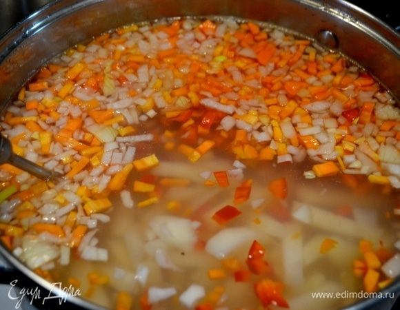 Даем воде закипеть и опускаем картофель, затем морковь, болгарский перец, лук, соль.