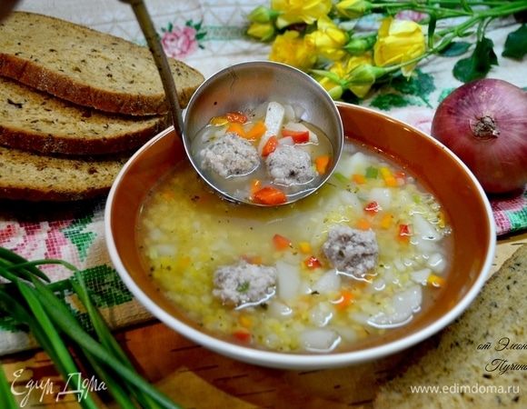 Готовый нежный суп разливаем по тарелкам.