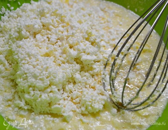 Приготовьте опару: развести в теплом молоке дрожжи с ложкой сахара. Поставить в теплое место на 15 минут.