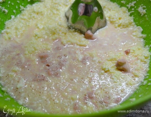 Пока опара подходит, взбить сливочное масло с сахаром и 2 яйцами. Добавить творог, цедру и соль, хорошо перемешать Когда опара подойдет, вылить ее в творожную массу и помешать.