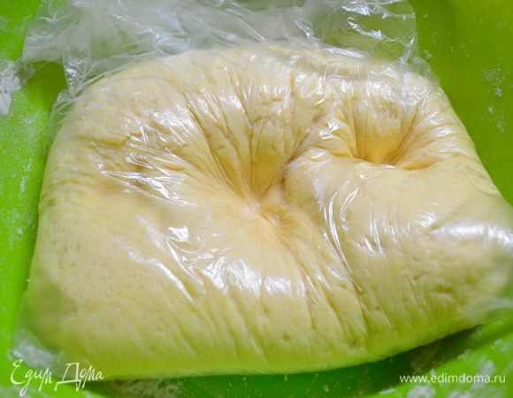 Добавить просеянную муку, мешать тесто руками, пока не соберется в комок. Должно получиться очень мягкое, нежное тесто. Накройте тесто полотенцем или для более быстрого подъема — в пакет. Поставить в теплое место, тесто увеличится в объеме.