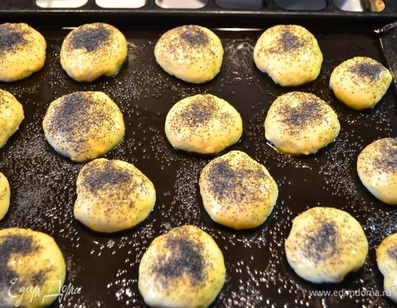 Готовое тесто формируйте в булочки. Выложить на противень, накрыть полотенцем и дайте подойти еще 20 минут. Духовку нагрейте до 200°C. Когда булочки подойдут, смазать их взбитым яйцом и поставить в духовку на 30 минут, пока не зарумянятся.