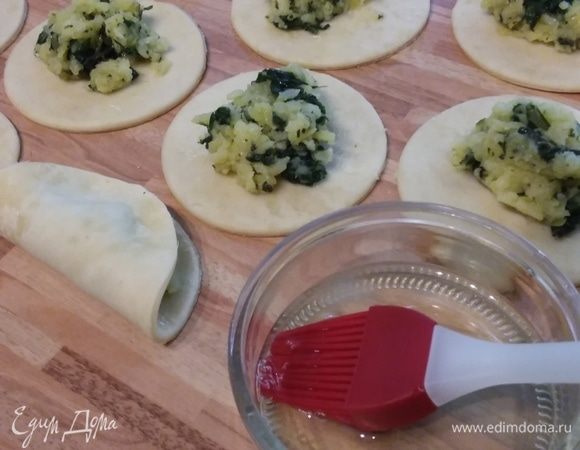 На каждый выложить начинку приблизительно по 1 ст. л. Края смазать белком и слепить пирожки.