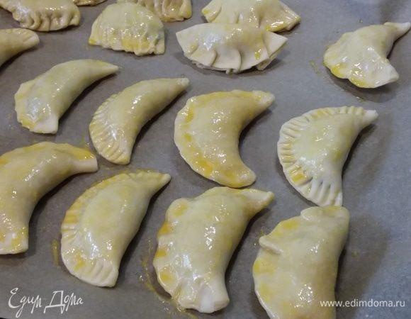 Тут уж как у кого фантазия работает или мастерство лепки развито. Пирожки можно слепить, прищемив пальцами, можно придавить вилкой, а можно и методом защипов. Смазать яичным желтком, разведенным 1 ст. л. воды.