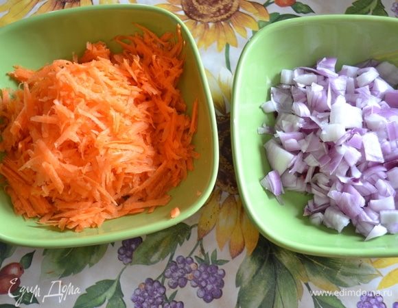 Первым делом сварим бульон. Говядину заливаем холодной водой, добавляем луковицу и ставим на огонь. После появления пенки снимаем ее, добавляем лавровый лист и перец. Варим на слабом огне минимум 1 час. Я обычно делаю в печи. Он там почти 4 часа — вкуснятина. После охлаждения обязательно снимите жир сверху. Он не нужен. Если на дворе лето, и хочется чего-то легкого, замените на овощной бульон. Это будет не менее вкусно! Приступаем к заправке. Лук шалот нарезаем кубиком, морковь чистим и трем на крупной терке.