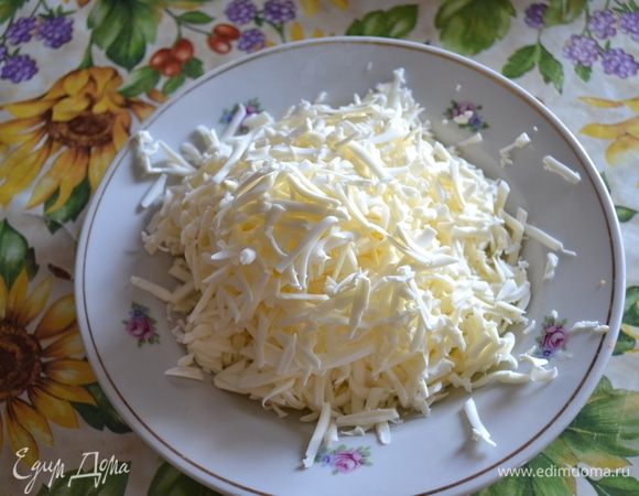 Плавленый сыр натрите на крупной терке. Берите хороший плавленый сыр. От этого очень зависит вкус супа.