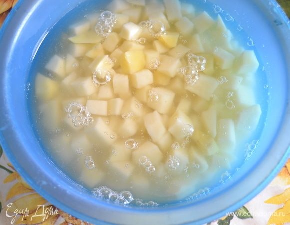 Картофель моем, чистим и нарезаем кубиком. Затем замачиваем в холодной воде для сохранения цвета и избавления от лишнего крахмала. Количество картофеля берите по вкусу.