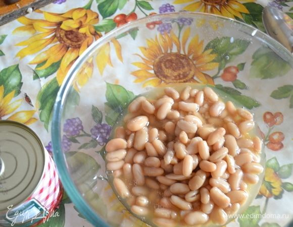 У меня мужской вариант супа — мясной. Отварную говядину из бульона надо достать и также нарезать кубиком. Консервированную в собственном соку фасоль ТМ «Фрау Марта» вылить в объемную миску.