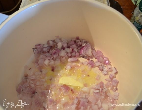 В кастрюлю (у меня керамическая) добавить растительное масло, и я для вкуса всегда добавляю сливочного, но это по вкусу. Выкладываем лук и жарим до красивого, слегка румяного состояния. В процессе жарки я добавляю немного сахара. Он помогает луку правильно карамелизоваться.