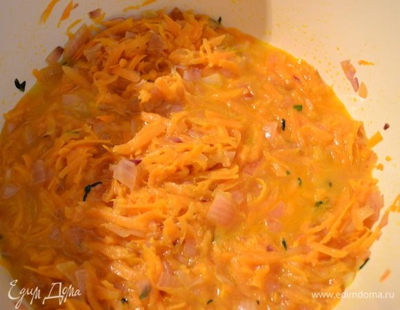 Когда лук начнет карамелизоваться, добавляем натертую морковь и немного листиков тимьяна. Добавим половину половника бульона и тушим.