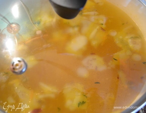 Затем добавляем бульон весь. Накрываем крышкой и доводим до кипения.